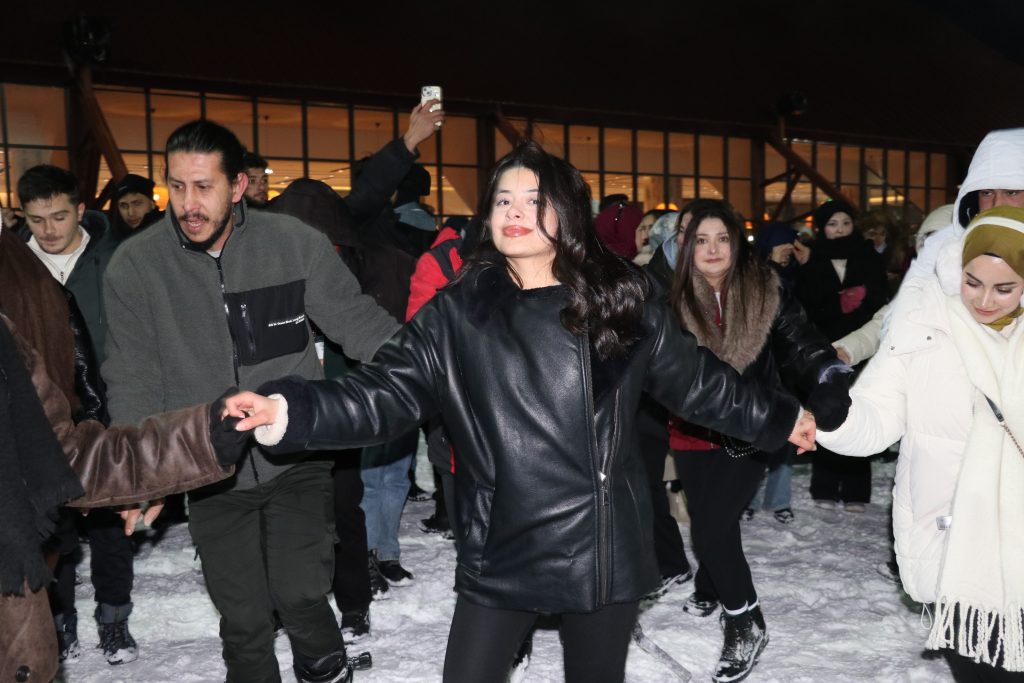 Yıldız Dağı’nda Sezon Coşkuyla Açıldı: Kar Üzerinde Halay, Gece Kayağı ve 200 Bin Ziyaretçi Hedefi AW613390 04 | Gündem Sivas™ Haber
