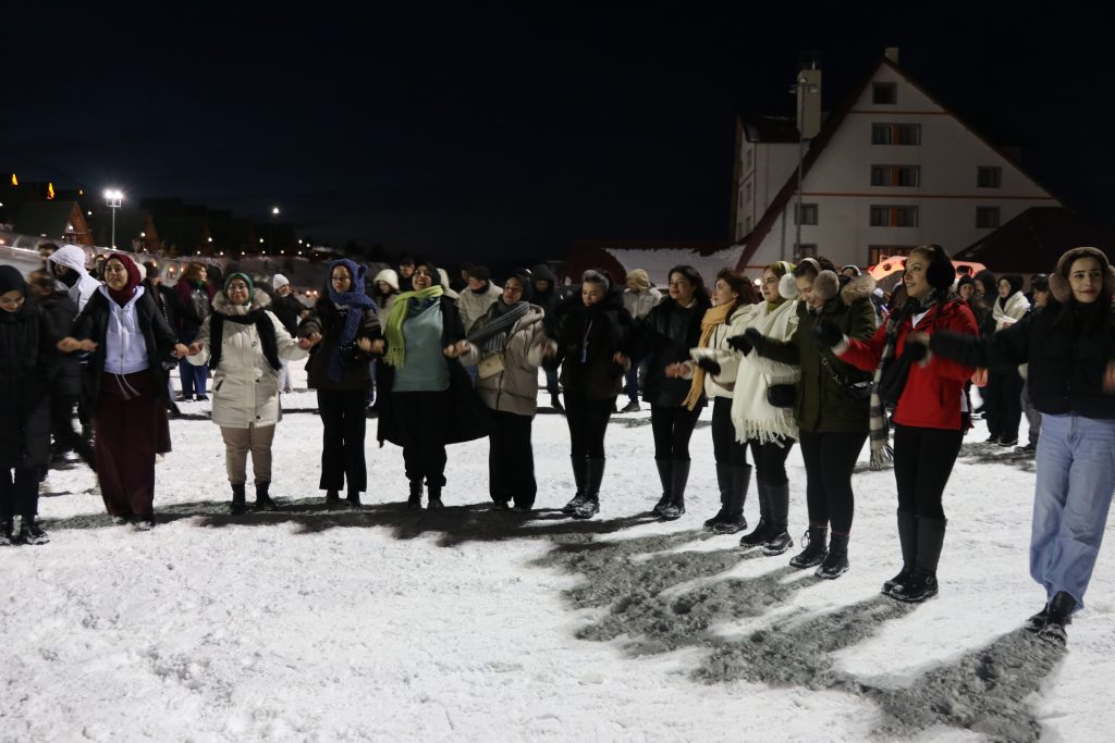 Yıldız Dağı’nda Sezon Coşkuyla Açıldı: Kar Üzerinde Halay, Gece Kayağı ve 200 Bin Ziyaretçi Hedefi AW613390 05 | Gündem Sivas™ Haber