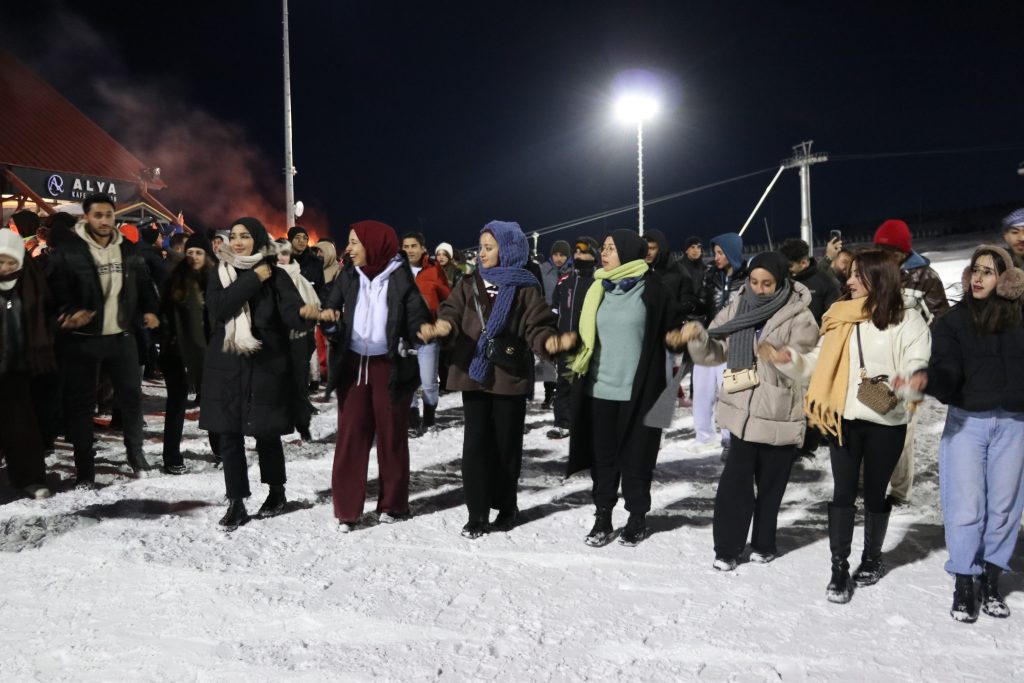 Yıldız Dağı’nda Sezon Coşkuyla Açıldı: Kar Üzerinde Halay, Gece Kayağı ve 200 Bin Ziyaretçi Hedefi AW613390 06 | Gündem Sivas™ Haber