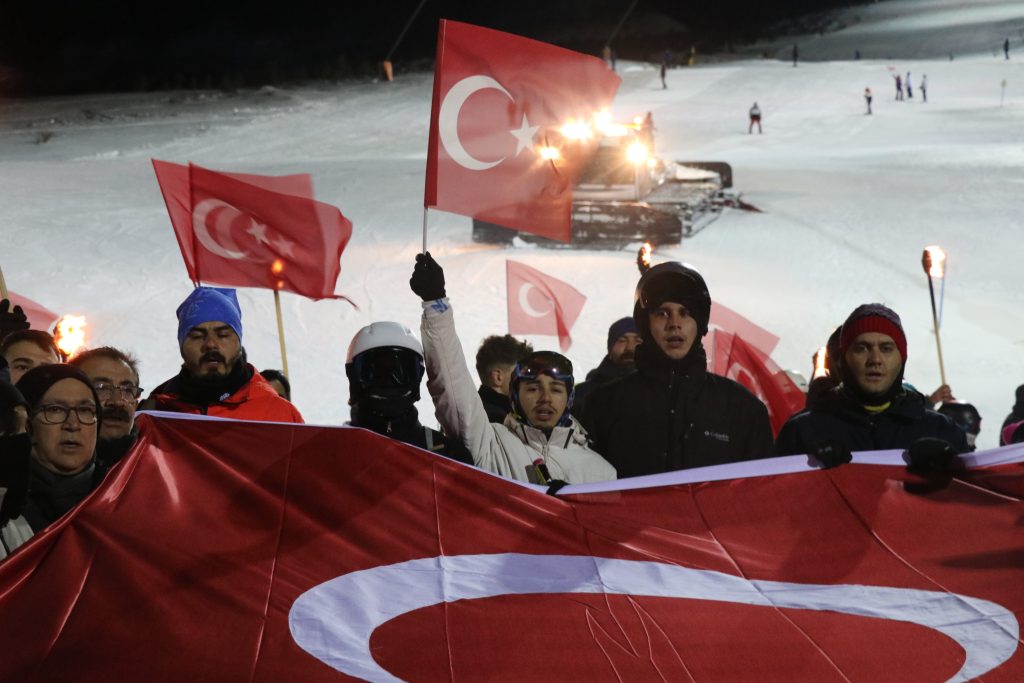 Yıldız Dağı’nda Sezon Coşkuyla Açıldı: Kar Üzerinde Halay, Gece Kayağı ve 200 Bin Ziyaretçi Hedefi AW613390 08 | Gündem Sivas™ Haber