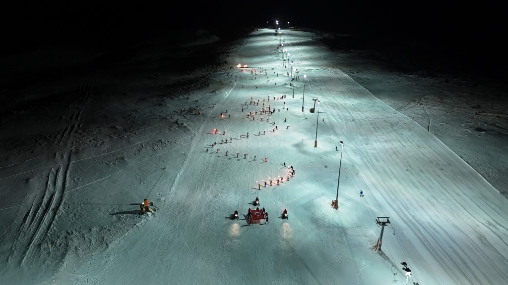 Yıldız Dağı’nda Sezon Coşkuyla Açıldı: Kar Üzerinde Halay, Gece Kayağı ve 200 Bin Ziyaretçi Hedefi AW613390 09 | Gündem Sivas™ Haber