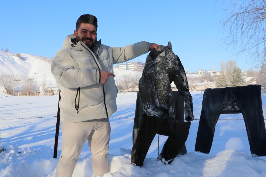 Sivas’ta Dondurucu Soğuk Şaşkına Çevirdi: Gece Asılan Islak Kıyafetler Sabah Taş Gibi Oldu Sivas’ta Dondurucu Soğuk Şaşkına Çevirdi: Gece Asılan Islak Kıyafetler Sabah Taş Gibi Oldu