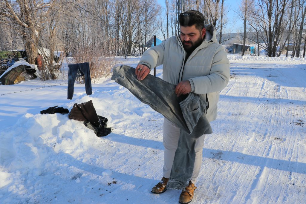 Sivas’ta Dondurucu Soğuk Şaşkına Çevirdi: Gece Asılan Islak Kıyafetler Sabah Taş Gibi Oldu AW613722 02 | Gündem Sivas™ Haber