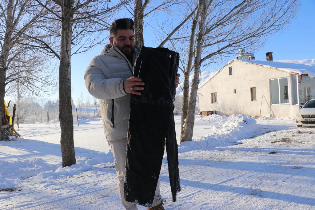 Sivas’ta Dondurucu Soğuk Şaşkına Çevirdi: Gece Asılan Islak Kıyafetler Sabah Taş Gibi Oldu AW613722 03 | Gündem Sivas™ Haber