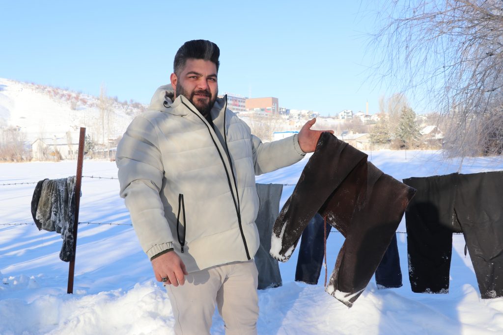 Sivas’ta Dondurucu Soğuk Şaşkına Çevirdi: Gece Asılan Islak Kıyafetler Sabah Taş Gibi Oldu AW613722 04 | Gündem Sivas™ Haber