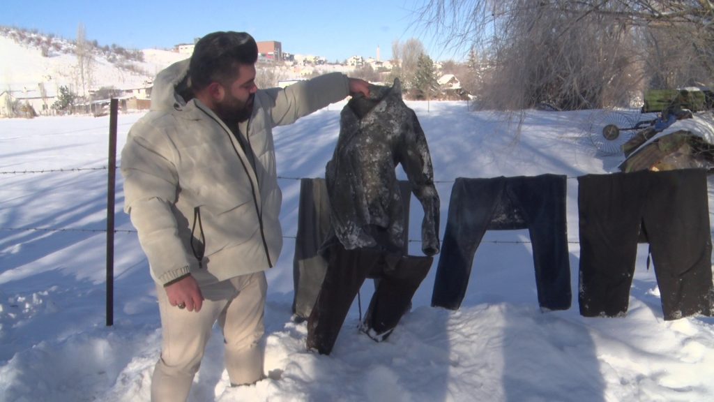 Sivas’ta Dondurucu Soğuk Şaşkına Çevirdi: Gece Asılan Islak Kıyafetler Sabah Taş Gibi Oldu AW613722 07 | Gündem Sivas™ Haber