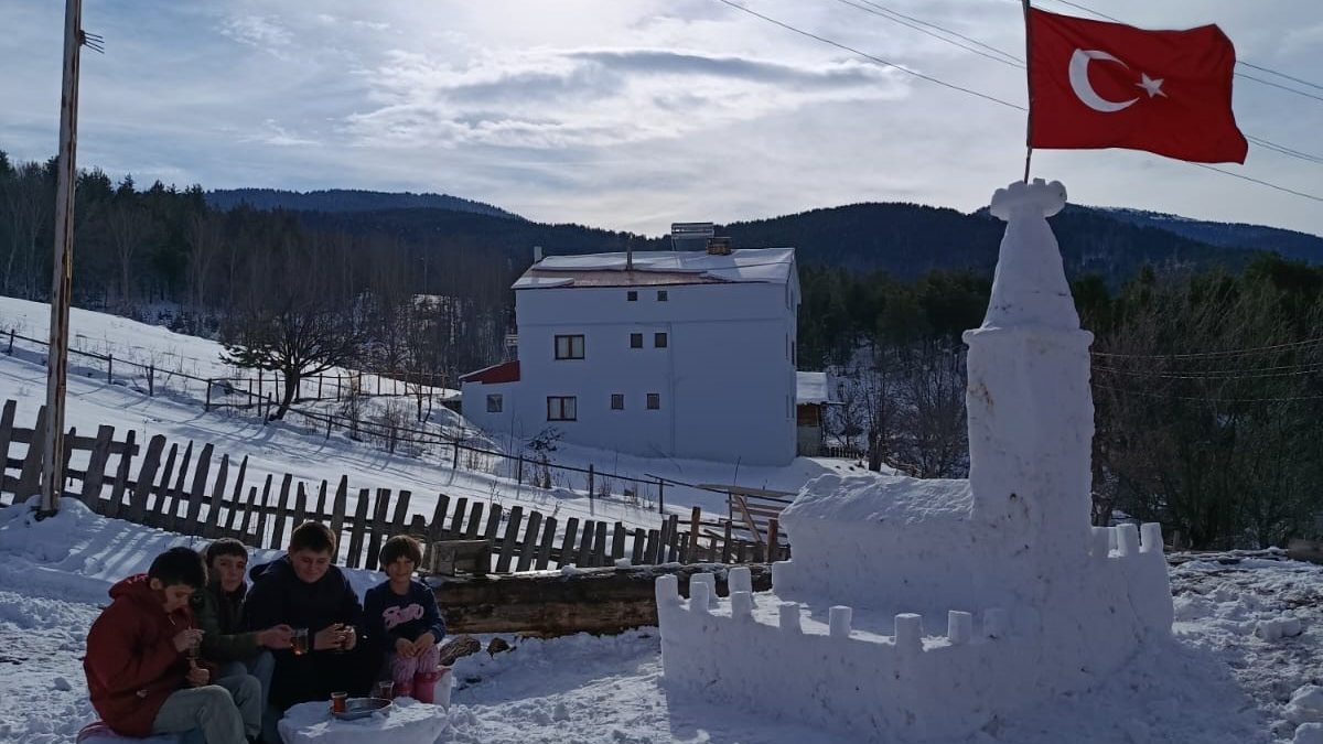 Sivas’ın Ücra Köyünde Hayal Güce Dönüştü: Çocuklar Kız Kulesi Manzarasında Çay Keyfini Kardan Yaşadı AW613802 01 edited | Gündem Sivas™ Haber