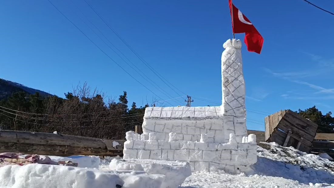 Sivas’ın Ücra Köyünde Hayal Güce Dönüştü: Çocuklar Kız Kulesi Manzarasında Çay Keyfini Kardan Yaşadı
