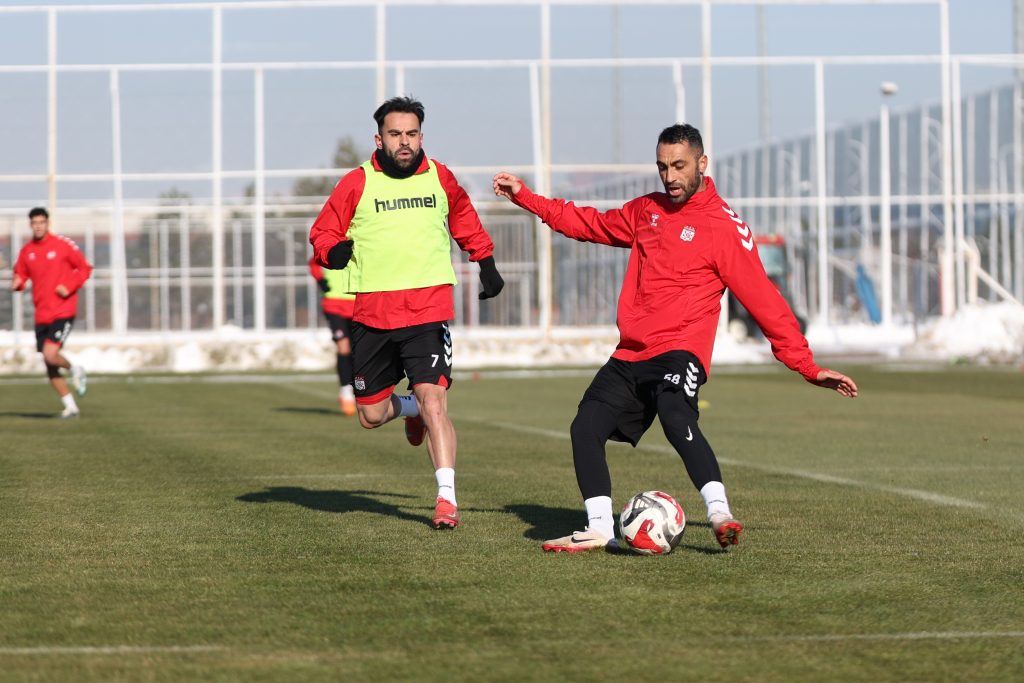 Sivasspor’da Erzurumspor Mesaisi Hızlandı: Kırmızı-Beyazlılar 3 Puan İçin Sahaya Kilitlendi Sivasspor’da Erzurumspor Mesaisi Hızlandı: Kırmızı-Beyazlılar 3 Puan İçin Sahaya Kilitlendi