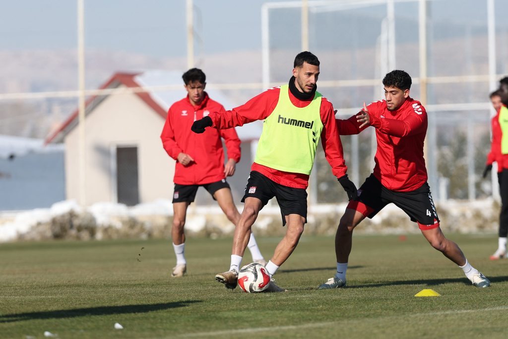 Sivasspor’da Erzurumspor Mesaisi Hızlandı: Kırmızı-Beyazlılar 3 Puan İçin Sahaya Kilitlendi AW613938 02 | Gündem Sivas™ Haber