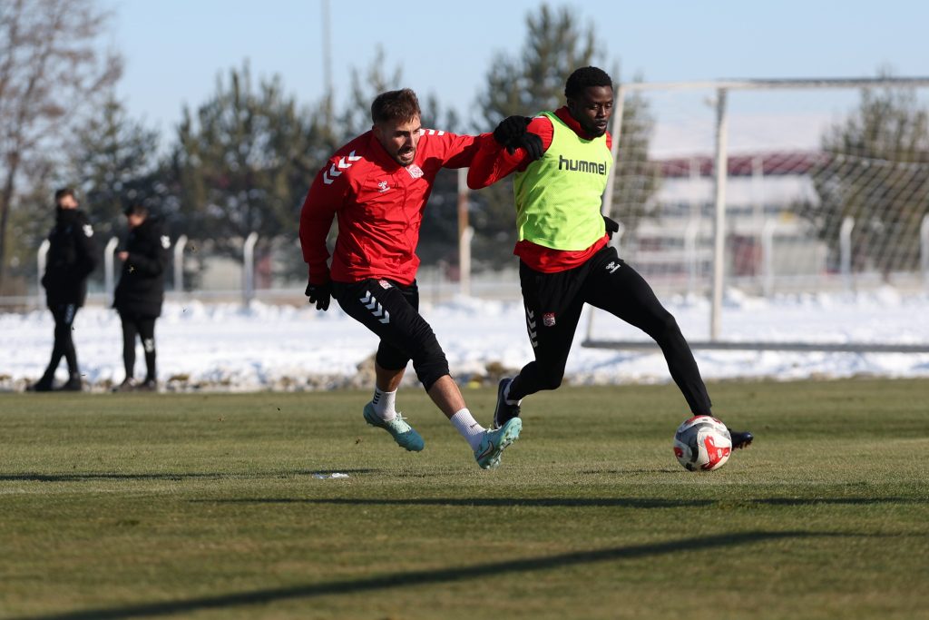 Sivasspor’da Erzurumspor Mesaisi Hızlandı: Kırmızı-Beyazlılar 3 Puan İçin Sahaya Kilitlendi AW613938 03 1 | Gündem Sivas™ Haber