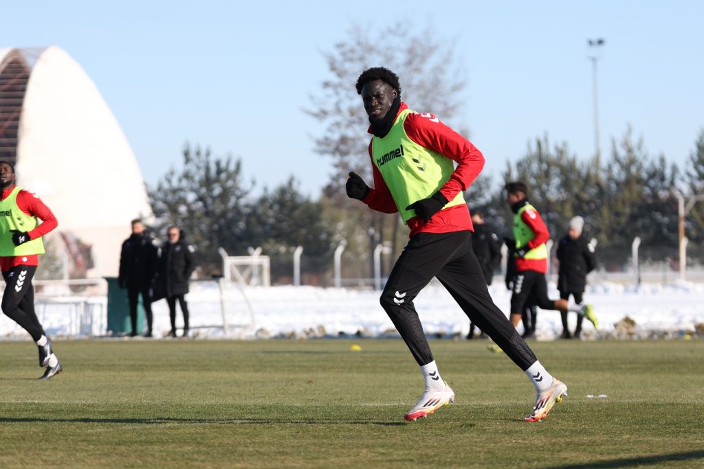 Sivasspor’da Erzurumspor Mesaisi Hızlandı: Kırmızı-Beyazlılar 3 Puan İçin Sahaya Kilitlendi AW613938 05 | Gündem Sivas™ Haber