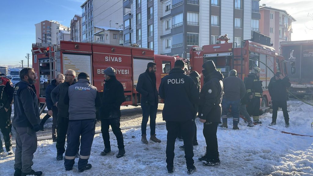 Sivas’ta Korkutan Yangın: 90 Yaşındaki Vatandaş Alevlerin Arasından Son Anda Kurtarıldı Sivas’ta Korkutan Yangın: 90 Yaşındaki Vatandaş Alevlerin Arasından Son Anda Kurtarıldı