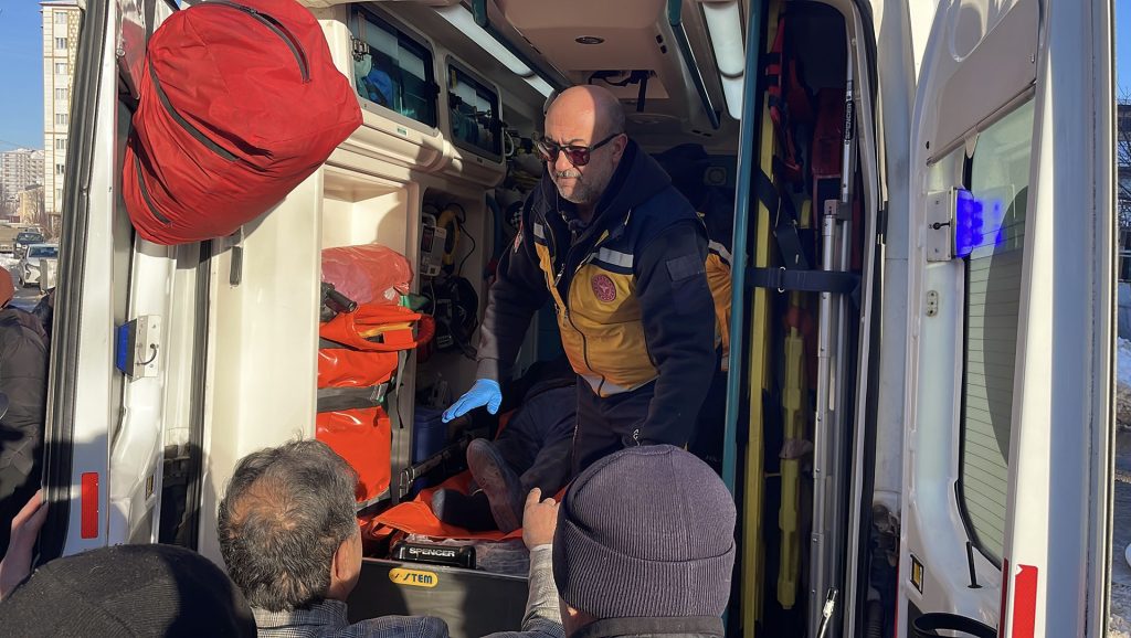 Sivas’ta Korkutan Yangın: 90 Yaşındaki Vatandaş Alevlerin Arasından Son Anda Kurtarıldı AW613971 06 | Gündem Sivas™ Haber