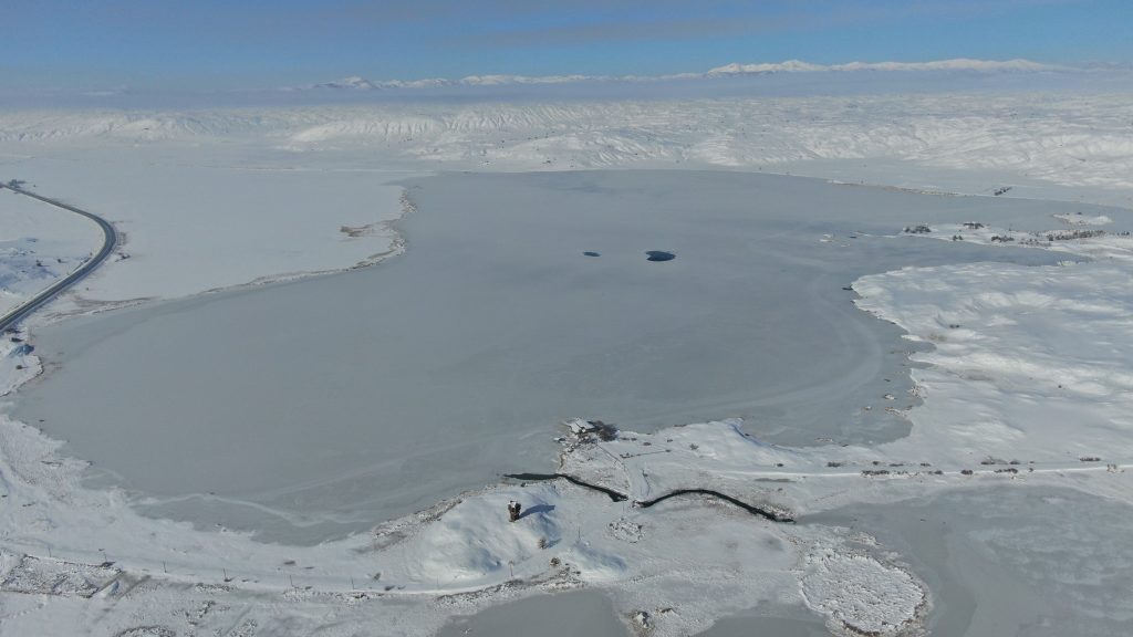 Sivas’ın Efsanelerle Anılan Tödürge Gölü Dondu: Buzla Kaplanan Doğa Kartpostallık Manzaralar Sundu Sivas’ın Efsanelerle Anılan Tödürge Gölü Dondu: Buzla Kaplanan Doğa Kartpostallık Manzaralar Sundu