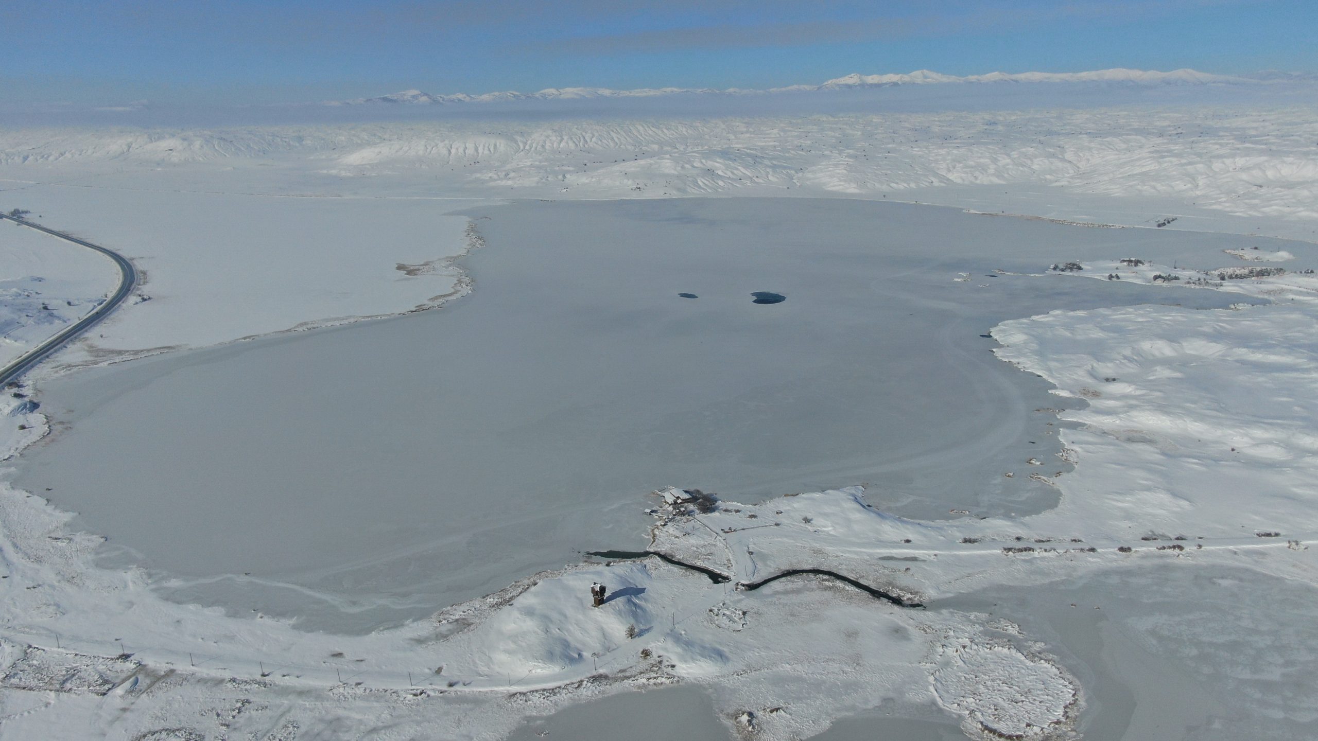 Sivas’ın Efsanelerle Anılan Tödürge Gölü Dondu: Buzla Kaplanan Doğa Kartpostallık Manzaralar Sundu