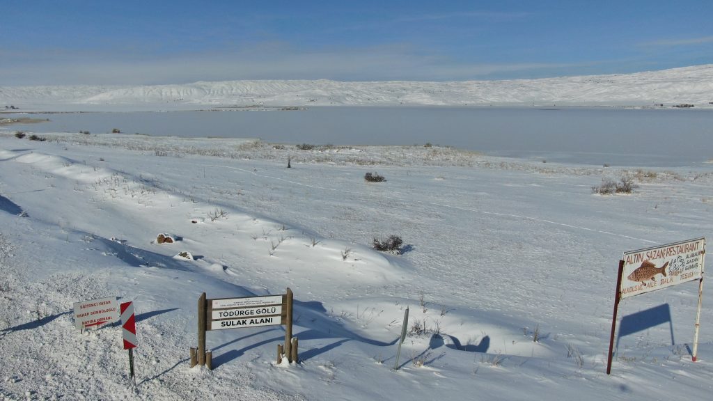 Sivas’ın Efsanelerle Anılan Tödürge Gölü Dondu: Buzla Kaplanan Doğa Kartpostallık Manzaralar Sundu AW614250 04 | Gündem Sivas™ Haber
