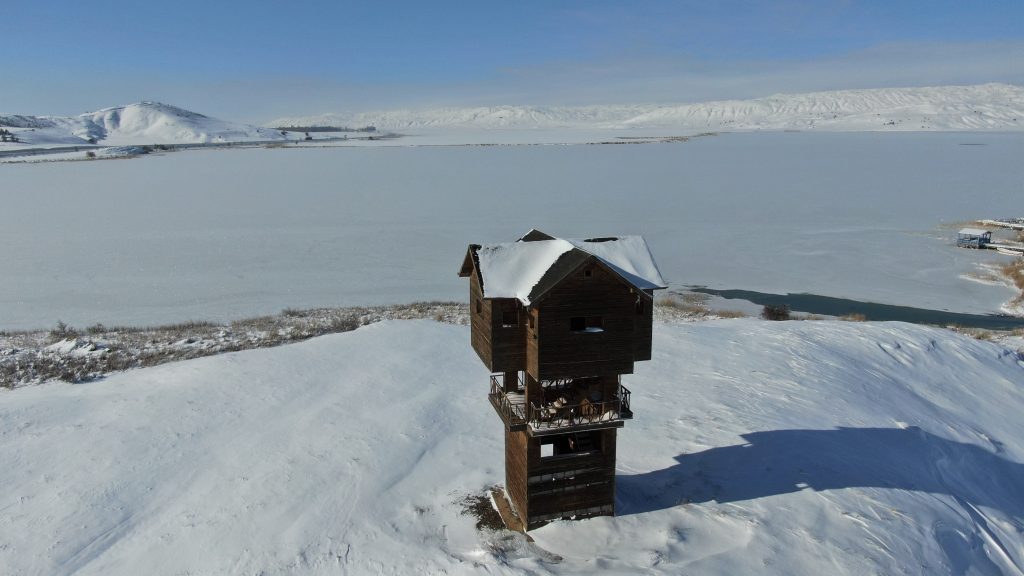 Sivas’ın Efsanelerle Anılan Tödürge Gölü Dondu: Buzla Kaplanan Doğa Kartpostallık Manzaralar Sundu AW614250 05 | Gündem Sivas™ Haber