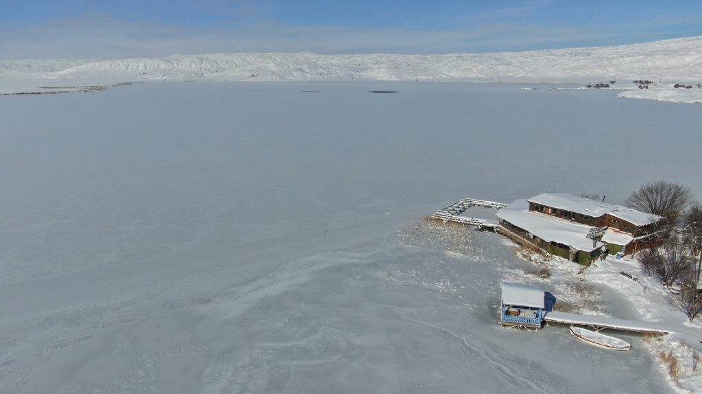 Sivas’ın Efsanelerle Anılan Tödürge Gölü Dondu: Buzla Kaplanan Doğa Kartpostallık Manzaralar Sundu AW614250 06 | Gündem Sivas™ Haber