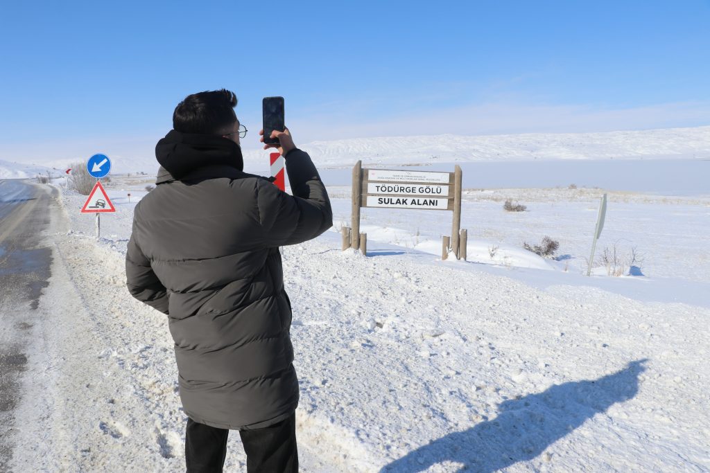 Sivas’ın Efsanelerle Anılan Tödürge Gölü Dondu: Buzla Kaplanan Doğa Kartpostallık Manzaralar Sundu AW614250 08 | Gündem Sivas™ Haber