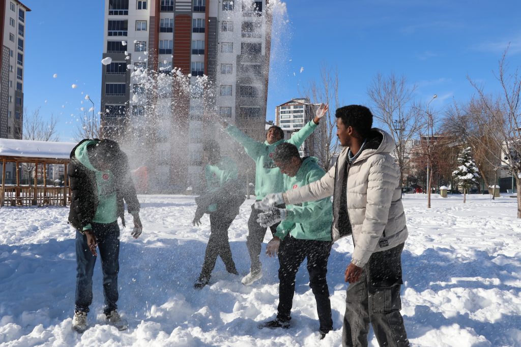 Sivas’ta Afrikalı Öğrencilerin Karla İlk Buluşması: Soğuğa Rağmen Unutulmaz Anlar AW614284 01 | Gündem Sivas™ Haber