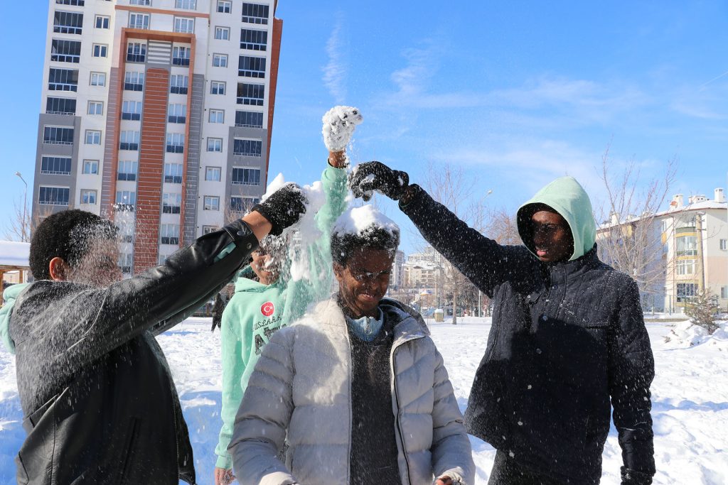 Sivas’ta Afrikalı Öğrencilerin Karla İlk Buluşması: Soğuğa Rağmen Unutulmaz Anlar AW614284 02 | Gündem Sivas™ Haber