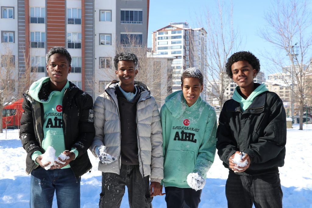Sivas’ta Afrikalı Öğrencilerin Karla İlk Buluşması: Soğuğa Rağmen Unutulmaz Anlar AW614284 03 | Gündem Sivas™ Haber