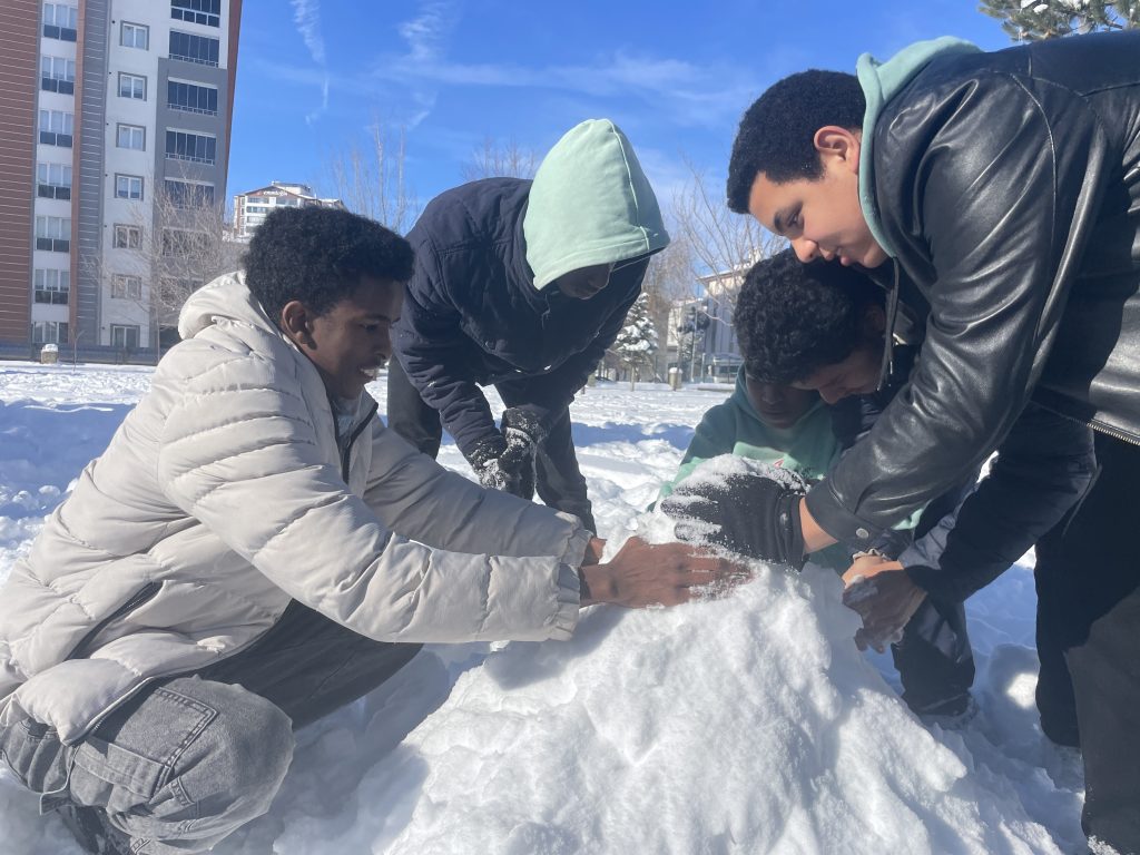 Sivas’ta Afrikalı Öğrencilerin Karla İlk Buluşması: Soğuğa Rağmen Unutulmaz Anlar Sivas’ta Afrikalı Öğrencilerin Karla İlk Buluşması: Soğuğa Rağmen Unutulmaz Anlar