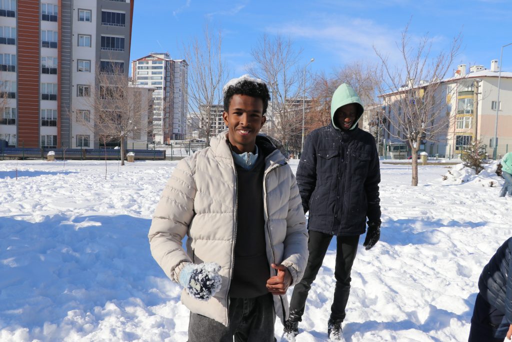 Sivas’ta Afrikalı Öğrencilerin Karla İlk Buluşması: Soğuğa Rağmen Unutulmaz Anlar AW614284 05 | Gündem Sivas™ Haber