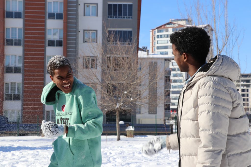 Sivas’ta Afrikalı Öğrencilerin Karla İlk Buluşması: Soğuğa Rağmen Unutulmaz Anlar AW614284 06 | Gündem Sivas™ Haber