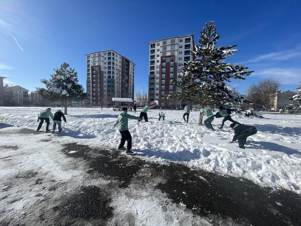 Sivas’ta Afrikalı Öğrencilerin Karla İlk Buluşması: Soğuğa Rağmen Unutulmaz Anlar AW614284 07 1 | Gündem Sivas™ Haber