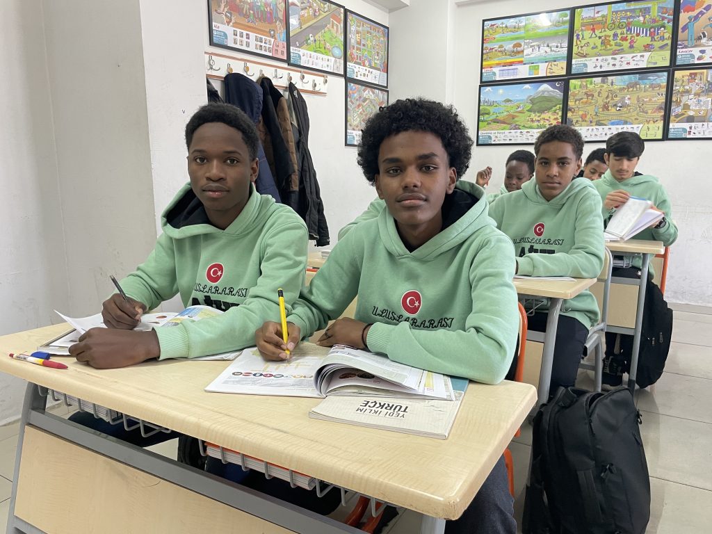 Sivas’ta Afrikalı Öğrencilerin Karla İlk Buluşması: Soğuğa Rağmen Unutulmaz Anlar AW614284 08 | Gündem Sivas™ Haber