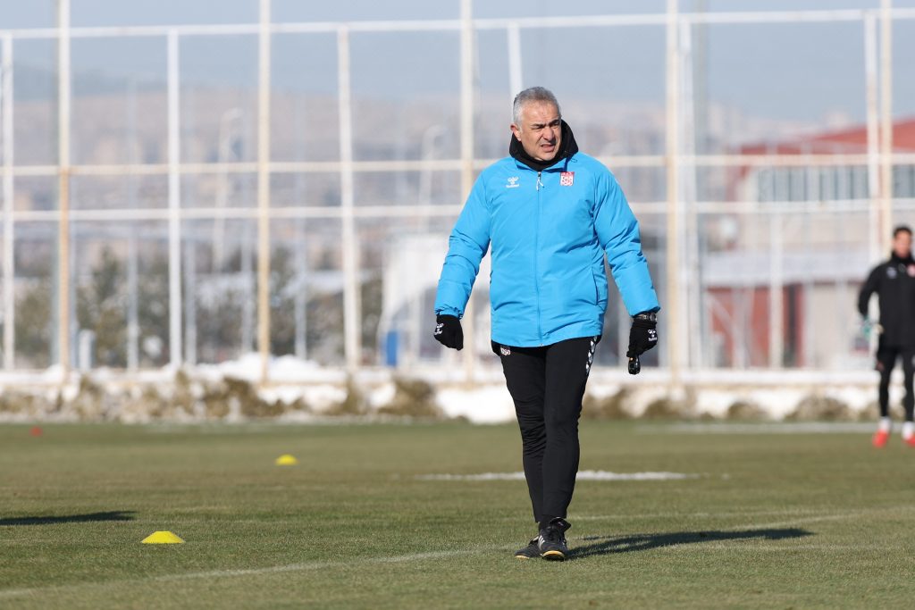 Sivasspor’da Erzurumspor Mesaisi Hızlandı: Kırmızı-Beyazlılar 20. Hafta Öncesi Tempoyu Artırdı AW614637 02 | Gündem Sivas™ Haber