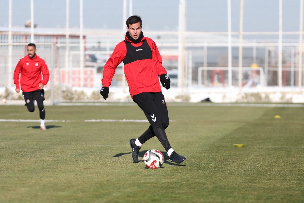 Sivasspor’da Erzurumspor Mesaisi Hızlandı: Kırmızı-Beyazlılar 20. Hafta Öncesi Tempoyu Artırdı AW614637 03 | Gündem Sivas™ Haber