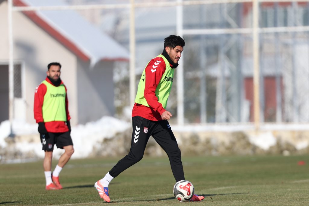 Sivasspor’da Erzurumspor Mesaisi Hızlandı: Kırmızı-Beyazlılar 20. Hafta Öncesi Tempoyu Artırdı Sivasspor’da Erzurumspor Mesaisi Hızlandı: Kırmızı-Beyazlılar 20. Hafta Öncesi Tempoyu Artırdı