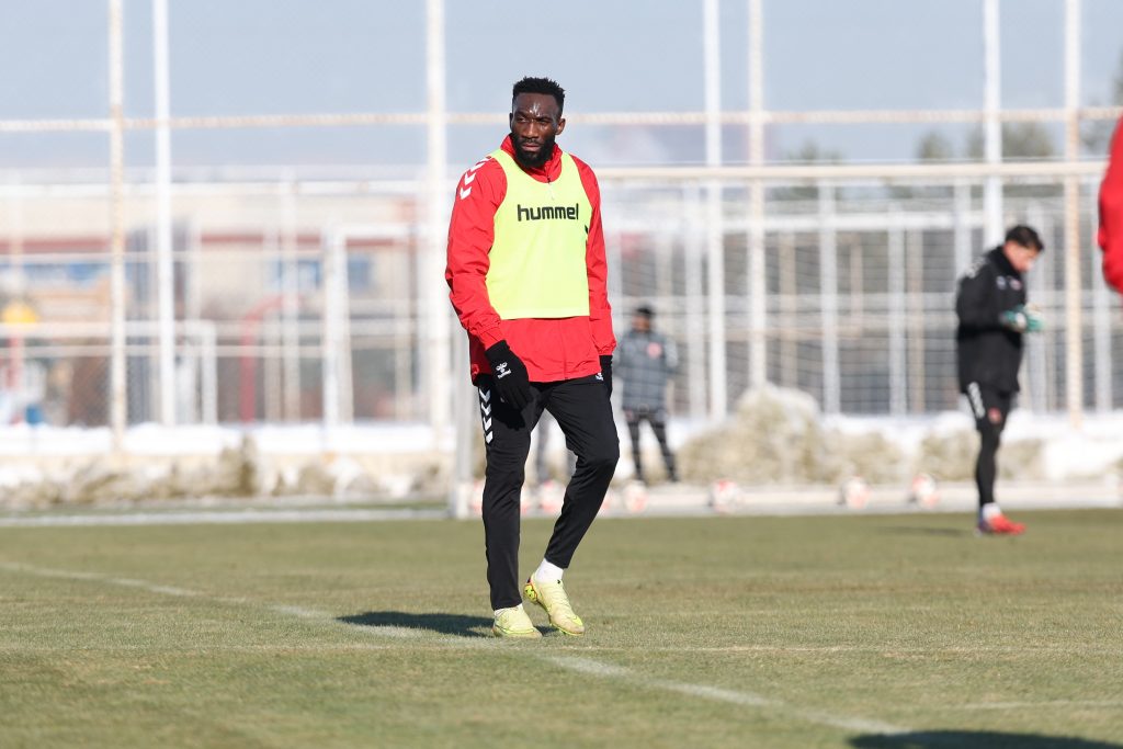 Sivasspor’da Erzurumspor Mesaisi Hızlandı: Kırmızı-Beyazlılar 20. Hafta Öncesi Tempoyu Artırdı AW614637 05 | Gündem Sivas™ Haber