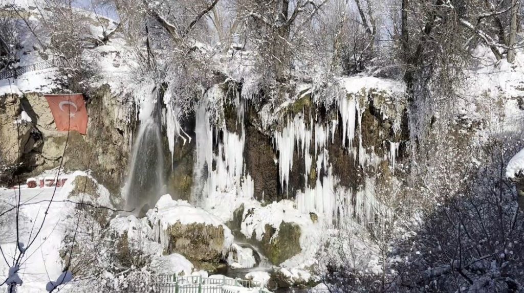 Sivas’ta Dondurucu Soğuk Doğayı Büyüledi: Sızır Şelalesi Eksi 21 Derecede Buzdan Heykele Dönüştü AW615275 01 | Gündem Sivas™ Haber