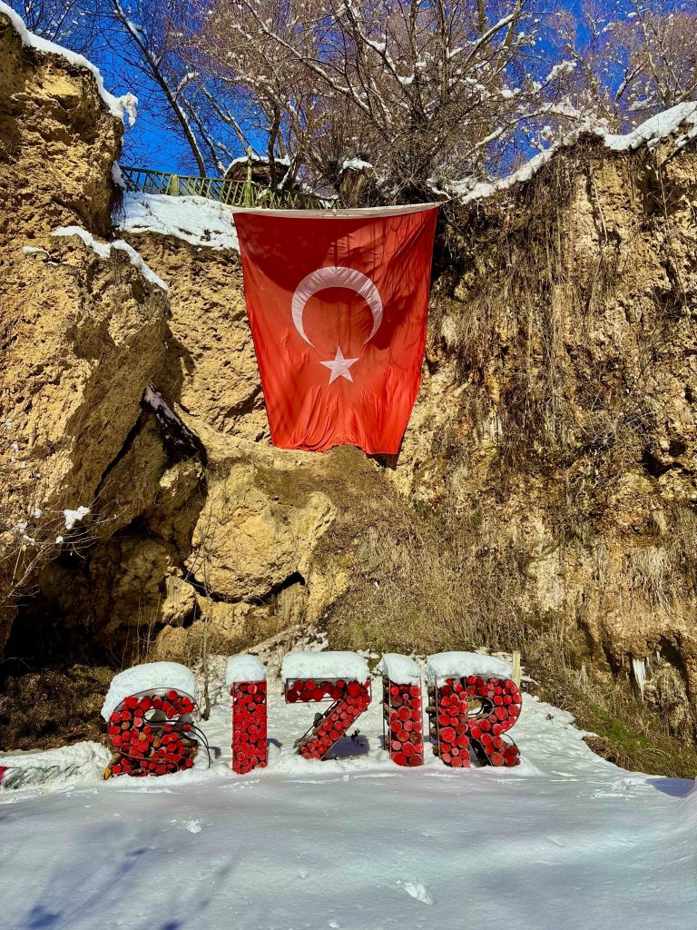 Sivas’ta Dondurucu Soğuk Doğayı Büyüledi: Sızır Şelalesi Eksi 21 Derecede Buzdan Heykele Dönüştü AW615275 02 | Gündem Sivas™ Haber