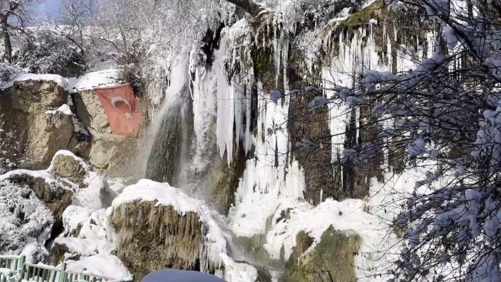 Sivas’ta Dondurucu Soğuk Doğayı Büyüledi: Sızır Şelalesi Eksi 21 Derecede Buzdan Heykele Dönüştü AW615275 03 | Gündem Sivas™ Haber
