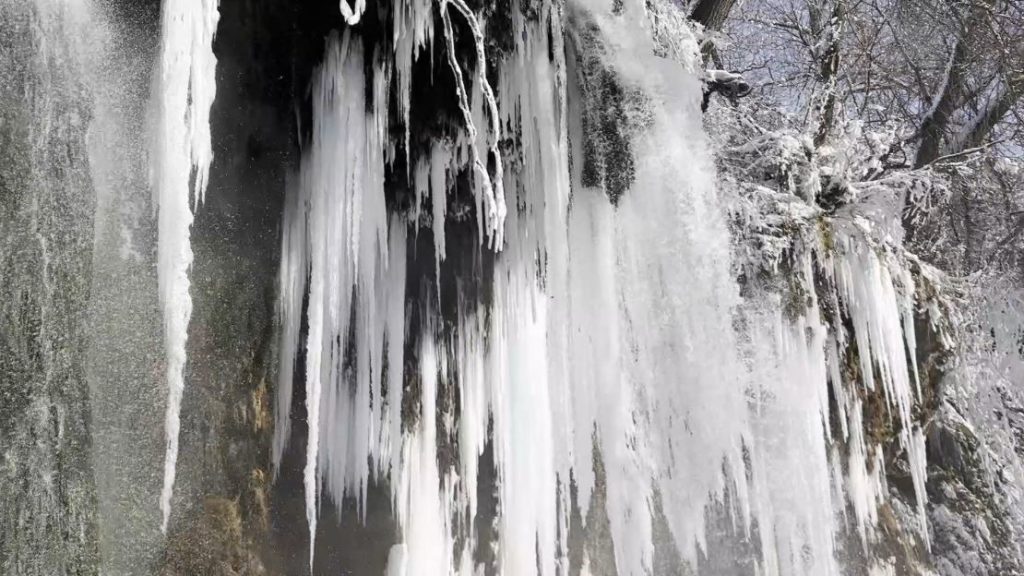 Sivas’ta Dondurucu Soğuk Doğayı Büyüledi: Sızır Şelalesi Eksi 21 Derecede Buzdan Heykele Dönüştü Sivas’ta Dondurucu Soğuk Doğayı Büyüledi: Sızır Şelalesi Eksi 21 Derecede Buzdan Heykele Dönüştü