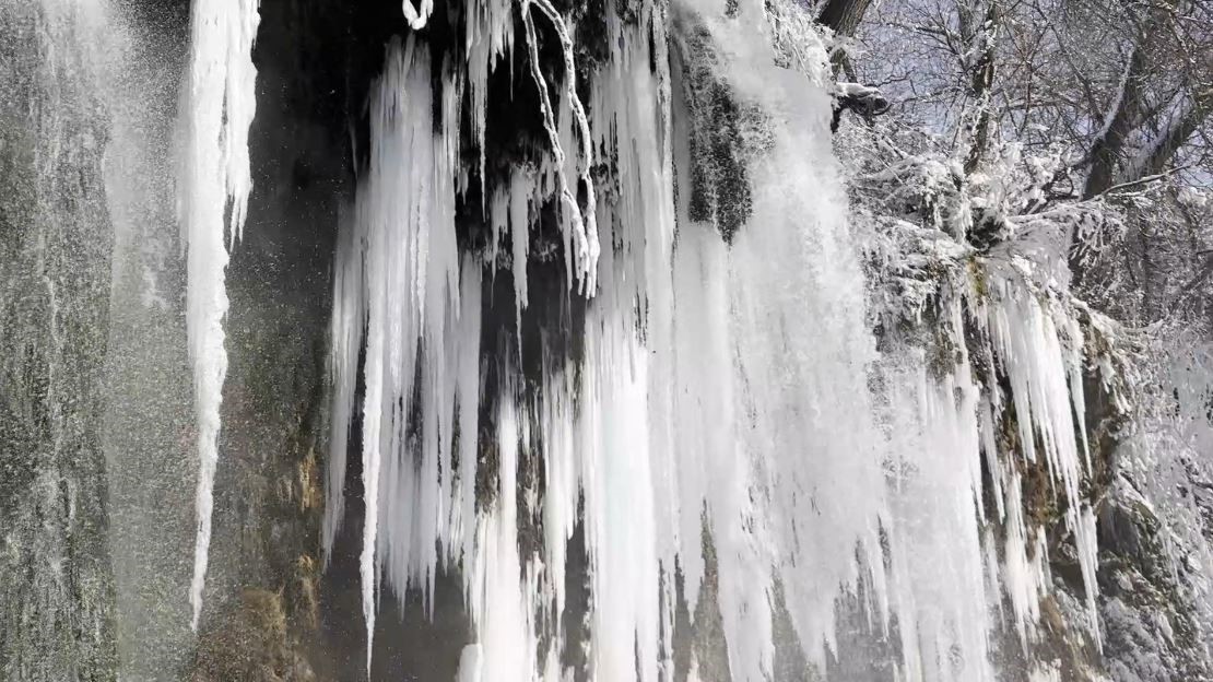 Sivas’ta Dondurucu Soğuk Doğayı Büyüledi: Sızır Şelalesi Eksi 21 Derecede Buzdan Heykele Dönüştü