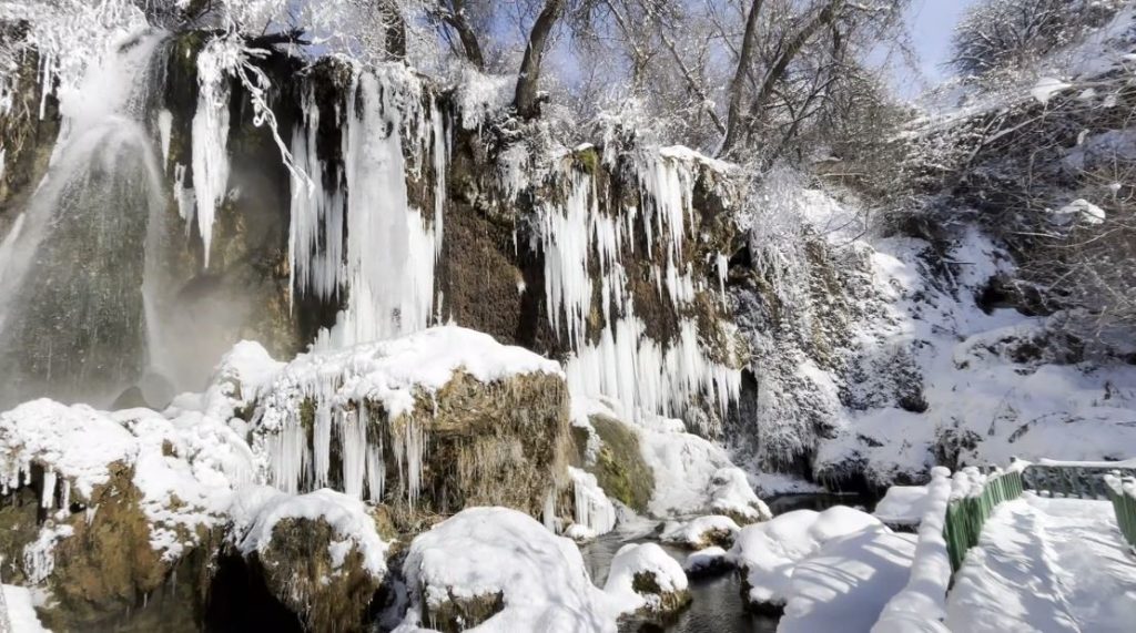 Sivas’ta Dondurucu Soğuk Doğayı Büyüledi: Sızır Şelalesi Eksi 21 Derecede Buzdan Heykele Dönüştü AW615275 05 | Gündem Sivas™ Haber