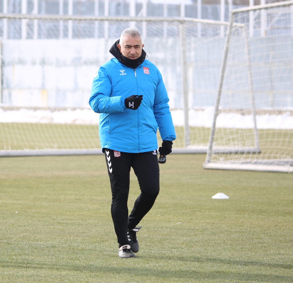Sivasspor’da Hedef Netleşti: Altıparmak’tan Rey Manaj Mesajı, Erzurumspor Maçı Öncesi Kazanma Vurgusu AW615312 02 | Gündem Sivas™ Haber