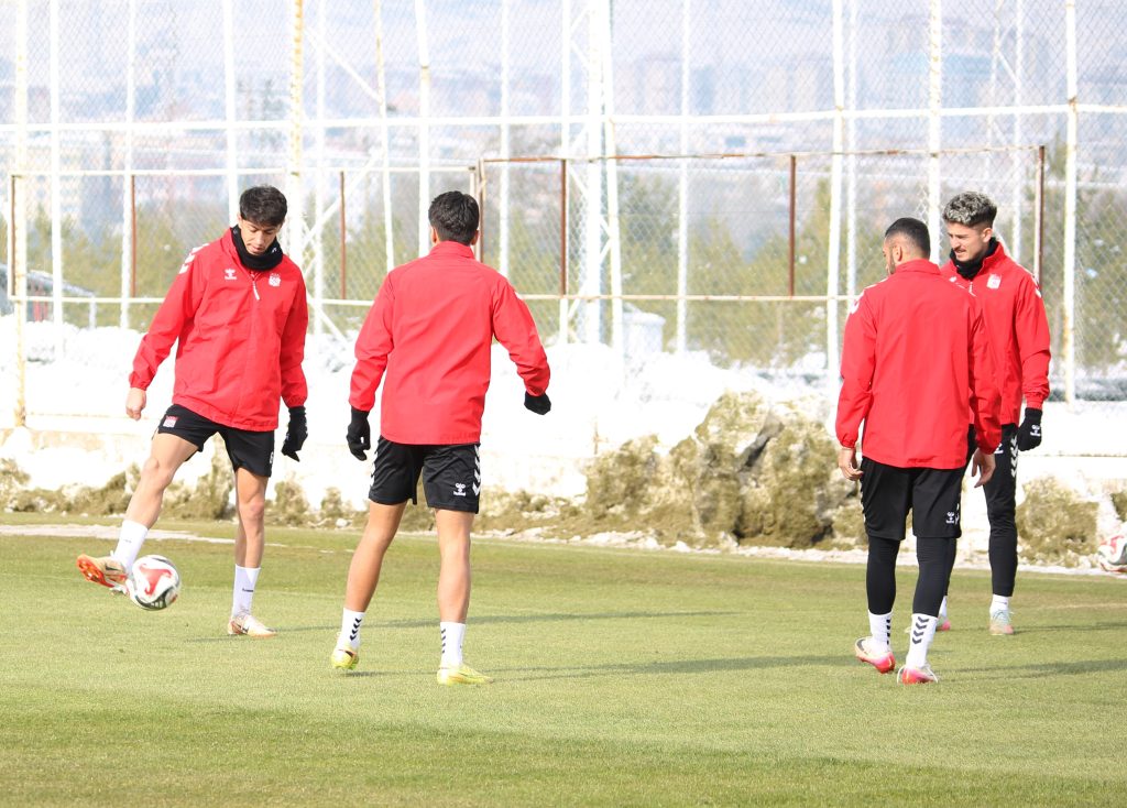 Sivasspor’da Hedef Netleşti: Altıparmak’tan Rey Manaj Mesajı, Erzurumspor Maçı Öncesi Kazanma Vurgusu AW615312 04 1 | Gündem Sivas™ Haber