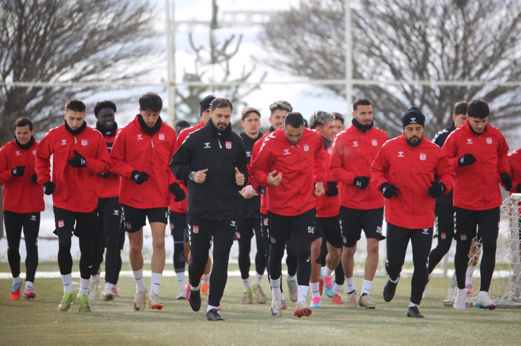 Sivasspor’da Hedef Netleşti: Altıparmak’tan Rey Manaj Mesajı, Erzurumspor Maçı Öncesi Kazanma Vurgusu AW615312 05 | Gündem Sivas™ Haber
