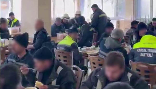 Kangal Termik Santrali’nde İşçi Tepkisi Büyüyor: Ödenmeyen TİS Farkları İçin Kaşıklı Protesto Kangal Termik Santrali’nde İşçi Tepkisi Büyüyor: Ödenmeyen TİS Farkları İçin Kaşıklı Protesto