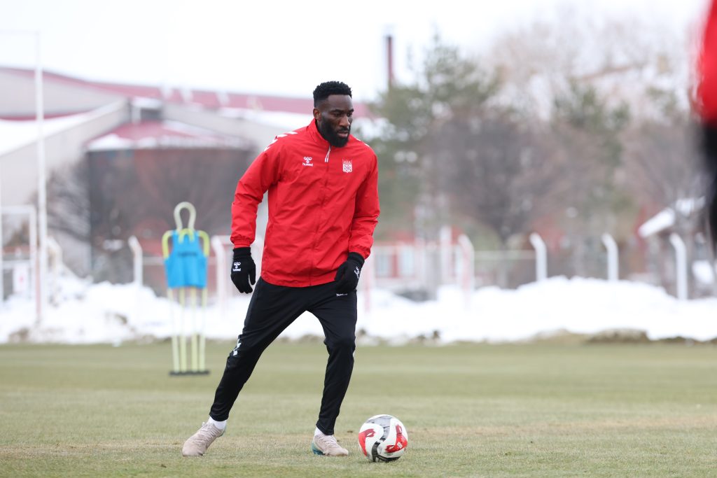 Özbelsan Sivasspor’da Erzurumspor Mesaisi: 4 Eylül’de Kritik Randevu Öncesi Taktik Yoğunluğu AW616102 02 | Gündem Sivas™ Haber