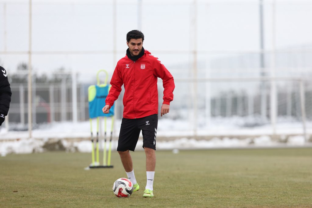 Özbelsan Sivasspor’da Erzurumspor Mesaisi: 4 Eylül’de Kritik Randevu Öncesi Taktik Yoğunluğu AW616102 03 | Gündem Sivas™ Haber
