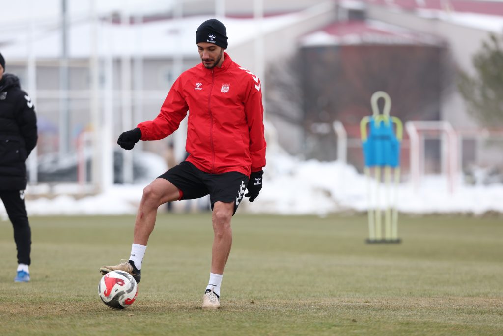 Özbelsan Sivasspor’da Erzurumspor Mesaisi: 4 Eylül’de Kritik Randevu Öncesi Taktik Yoğunluğu AW616102 04 | Gündem Sivas™ Haber