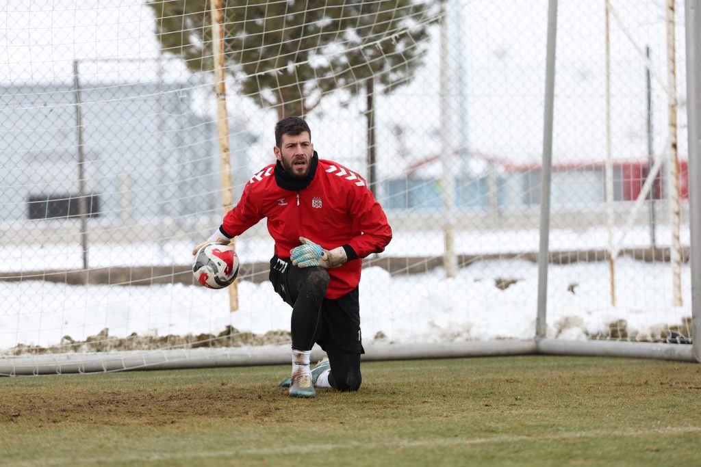 Özbelsan Sivasspor’da Erzurumspor Mesaisi: 4 Eylül’de Kritik Randevu Öncesi Taktik Yoğunluğu AW616102 05 | Gündem Sivas™ Haber